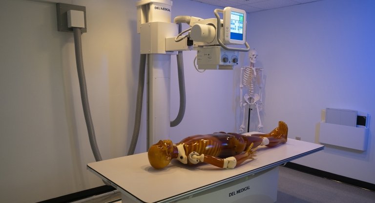 digital x-ray machine with skeleton 